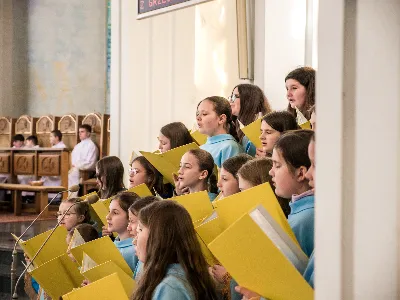 W V Niedzielę Wielkiego Postu, podczas Mszy Świętej o godz. 12:00, ks. Krzysztof Gołąbek – proboszcz naszej Katedry, przyjął do grona Liturgicznej Służby Ołtarza siedmiu nowych ministrantów. Po odpowiednim przygotowaniu, pod czujnym okiem ks. Pawła Wójcika oraz animatorów Adama i Miłosza, chłopcy otrzymali stopień ministranta choralisty – po raz pierwszy założyli kołnierzyki i otrzymali legitymacje ministranckie. To wyjątkowy moment i ogromna radość dla naszej wspólnoty! Podczas Mszy Świętej zaśpiewała Dziewczęca Schola Katedralna. Serdecznie gratulujemy chłopcom odwagi oraz życzymy wytrwałości w tej pięknej służbie przy Ołtarzu Pana Jezusa. Jeśli chcesz dołączyć do grona ministrantów – serdecznie zapraszamy! Zainteresowanych prosimy o kontakt z ks. Pawłem Wójcikiem.
fot. Antoni Ważny