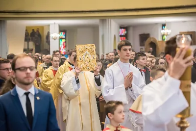 Uroczystość Chrystusa Króla to także święto Akcji Katolickiej i KSM-u. Centralnej uroczystości w Katedrze przewodniczył biskup diecezjalny Jan Wątroba. Eucharystię koncelebrowało 25 księży, wśród nich ks. Stanisław Potera – asystent diecezjalny AK i ks. Tomasz Ryczek – asystent diecezjalny KSM. Po wyznaniu wiary 88 młodych osób złożyło przyrzeczenie Katolickiego Stowarzyszenia Młodzieży. Obrzęd przyrzeczenia prowadził Paweł Grodzki – prezes KSM Diecezji Rzeszowskiej. Ceremonia zakończyła się odśpiewaniem hymnu KSM i zawołaniem: „Przez cnotę, naukę i pracę, służyć Bogu i Ojczyźnie, Gotów!”

Po Komunii św. bp Jan Wątroba, razem z ks. Stanisławem Poterą, wręczył nominacje 20 nowym prezesom oddziałów parafialnych Akcji Katolickiej. Krótkie przemówienia wypowiedzieli kolejno: Jeremi Kalkowski – prezes Zarządu Diecezjalnego Instytutu AK i Paweł Grodzki.

Po Komunii św. wszyscy zebrani uklękli przed Najświętszym Sakramentem. Biskup Ordynariusz odczytał Jubileuszowy Akt Przyjęcia Jezusa Chrystusa za Króla i Pana.

Po Mszy św. bp Jan Wątroba wręczył odznaki i legitymacje nowym członkom KSM.

fot. Fotografiarzeszow