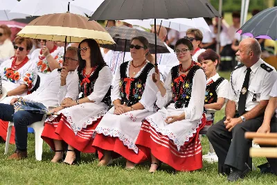 „Wierność ideałom jest gwarantem tego, że nie pogubimy się życiowo, nie skompromitujemy się i w naszym polskim domu będziemy gospodarzami, a nie najemnikami” – mówił podczas Dożynek Diecezjalnych bp Edward Białogłowski. 28 sierpnia 2022 r. do Parku Papieskiego w Rzeszowie przyjechało ponad 60 delegacji z wieńcami.

Do Parku Papieskiego w Rzeszowie przyjechało ponad 60 delegacji z parafii diecezji rzeszowskiej z wieńcami żniwnymi. Tegoroczną obsługę dożynek, w tym przygotowanie liturgii, zapewnili wierni i duszpasterze z Diecezjalnego Sanktuarium św. Józefa w Rzeszowie i dekanatu Rzeszów Północ. Przed Mszą św. odbył się program słowno-muzyczny w wykonaniu Diakonii Muzycznej z parafii św. Józefa w Rzeszowie.

Przed rozpoczęciem Mszy św. ks. Jerzy Uchman, diecezjalny duszpasterz rolników, przywitał przybyłych do Rzeszowa rolników, ogrodników, sadowników i pszczelarzy, wśród nich starostów dożynek: Aleksandrę i Bartłomieja Kędziorów z parafii pw. św. Józefa w Rzeszowie, a także obecnych na Mszy św. parlamentarzystów, władze państwowe i samorządowe, służby mundurowe oraz poczty sztandarowe.

Eucharystii przewodniczył bp Kazimierz Górny. W koncelebrze uczestniczył bp Edward Białogłowski, ks. infułat Wiesław Szurek oraz blisko dwudziestu księży.

Homilię wygłosił bp Edward Białogłowski.

„Dziękujemy Bogu za rolników, którzy mimo różnych trudności i przeciwności, które dotykają polską wieś, trwają przy rodzinnych gospodarstwach. Pochylają się nad rolą, która wydaje chleb i różne rośliny, warzywa, owoce i kwiaty. Dziękujemy wam, gospodynie i gospodarze, starsi i młodzi, za troskę i bezpieczeństwo żywnościowe naszego kraju oraz za zapasy żywnościowe, które są sprzedawane do innych krajów, a także wspomagają naszych sąsiadów borykających się, czy uciekających ze swojego kraju przed wojną do naszej ojczyzny, aby znaleźć tutaj bezpieczny kąt” – mówił bp Edward Białogłowski.

Biskup Białogłowski kierując do zebranych słowa zachęty pytał:

„Czy wasze domu rozbrzmiewają codzienną modlitwą dziękczynną i błagalną? Czy niedziela dla waszych domowników jest dniem świętym, z udziałem we Mszy św., z rodzinnym posiłkiem, z rozmową o waszej rodzinie, o jej troskach i radościach, o gospodarstwie, jego przyszłości i o przyszłości naszej ojczyzny? Zapalajcie ducha młodego pokolenia do życia ideałami: Bóg, honor, ojczyzna (…) Wierność ideałom jest gwarantem tego, że nie pogubimy się życiowo, nie skompromitujemy się i w naszym polskim domu będziemy gospodarzami, a nie najemnikami” – mówił bp Białogłowski.

Po błogosławieństwie poszczególne delegacje zaprezentowały swoje wieńce.

ks. Jakub Nagi
fot. ks. Tomasz Nowak