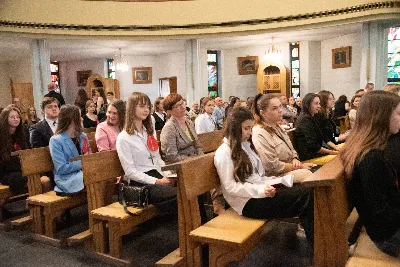 9 kwietnia w Katedrze 42 młodych osób z parafii katedralnej oraz 14 parafii Matki Bożej Częstochowskiej w Rzeszowie (Drabinianka) otrzymało sakrament bierzmowania, którego udzielił bp Jan Wątroba.
Przygotowania młodzieży trwały 2 lata, a odbywały się pod okiem ks. Krzysztofa, ks. Pawła, ks. Szczepana, s. Ewy oraz pani Agnieszki i obejmowały m.in. katechezy, spotkania formacyjne, a także przystąpienie do sakramentu pokuty. We wtorkowy wieczór kandydaci wraz ze swoimi świadkami, rodzicami, chrzestnymi czy też dziadkami zgromadzili się w Katedrze, by prosić o dary Ducha Świętego, umacniające w mężnym wyznawaniu wiary i postępowaniu według jej zasad.
Wszystkich zgromadzonych w świątyni przywitał ks. Krzysztof Gołąbek – proboszcz parafii katedralnej. Mszę Świętą koncelebrowali także ks. Tadeusz Pindara – proboszcz parafii Matki Bożej Częstochowskiej oraz kapłani posługujący w obydwu parafiach.
Następnie prośbę o udzielenie sakramentu bierzmowania zgromadzonym młodym oraz o modlitwę skierowali do Księdza Biskupa rodzice kandydatów.
W homilii bp Jan zachęcił młodych, aby w tym wyjątkowym dniu obrali Ducha Świętego za życiowego przewodnika towarzszącego im przy ważnych wyborach czy podchodzeniu do egzaminów – także tych życiowych. Wyjaśnił również znaczenie imienia Ducha Świętego – Paraklet – które tłumaczone z jęz. greckiego oznacza obrońcę, adwokata – nigdy prokuratora, nawet nie sędziego.
Będziecie moimi świadkami, gdy was umocni Duch Święty – mówi Pan Jezus. Niech nie będzie niedzieli i uroczystości bez udziału we Mszy Świętej – to jest moment dawania świadectwa. Właśnie przez zaangażowane, pełne uczestnictwo w najpiękniejszej modlitwie, jaką ma Kościół, czyli w Mszy Świętej, zdacie egzamin ze swojej dojrzałości chrześcijańskiej.
Na koniec celebrans odwołał się do obchodzonej poprzedniego dnia Uroczystości Zwiastowania Pańskiego i postawy Maryi wobec planu Bożego w Jej życiu oraz drogi, przez którą prowadził Ją Duch Święty. Podkreślił, że właśnie Maryja uczy, jak być uczennicą Ducha Świętego.
Po homilii miało miejsce odnowienie przyrzeczeń chrzcielnych. Następnie odbyła się najważniejsza część uroczystości – modlitwa Księdza Biskupa oraz namaszczenie krzyżmem każdego kandydata.
Sakrament bierzmowania jest koniecznym dopełnieniem sakramentu chrztu i wiąże się również z obraniem konkretnego patrona, którego życie i przymioty są wzorem dla młodego człowieka otrzymującego Ducha Świętego. Kandydat do bierzmowania ma więc okazję wybrać sobie świętego czy błogosławionego, którego droga do świętości najbardziej go zachwyciła. Może być to patron, którego imię nosi już od chrztu; może też wybrać sobie drugiego patrona. 
W związku z tym podczas namaszczenia krzyżmem biskup zwraca się do bierzmowanego nowo wybranym imieniem.
Po liturgii sakramentu bierzmowania miała miejsce modlitwa powszechna i liturgia eucharystyczna. Na koniec młodzi złożyli podziękowania Księdzu Biskupowi, Księżom Proboszczom oraz wszystkim, którzy poprzez swój wkład, posługę i zaangażowanie przyczynili się do przygotowania oraz przeżycia tej wyjątkowej uroczystości. Pamiątką było wspólne zdjęcie po zakończonej Mszy Świętej.
Posługę muzyczną w czasie uroczystości pełniła Katedralna Schola Liturgiczna pod dyrekcją ks. Juliana Wybrańca.

fot. Leszek Drzał
