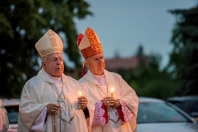 Pasterce w naszej Katedrze przewodniczył bp Jan Wątroba. Czuwanie przed Pasterką prowadziła młodzież naszej parafii. fot. Fotografiarzeszow