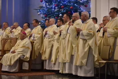 W liturgiczne wspomnienie św. Jana Apostoła (27 grudnia) w katedrze rzeszowskiej celebrowano Eucharystię, której przewodniczył bp Jan Wątroba. Mszę św. koncelebrował abp Edward Nowak, bp Edward Białogłowski, a także ok. 60 kapłanów, którzy wraz z przedstawicielami wspólnot, stowarzyszeń i instytucji modlili się w intencji Biskupa Rzeszowskiego z okazji jego imienin.
Homilię wygłosił ks. Janusz Kosior, proboszcz parafii pw. św. Jadwigi Królowej w Rzeszowie.
Na zakończenie Mszy św. bp Jan Wątroba podziękował za modlitwę i życzenia. 
fot. ks. Jakub Oczkowicz
