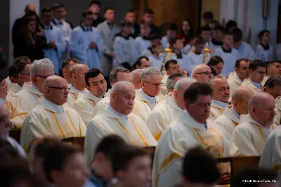 W Wielki Czwartek o godz. 10.00 w naszej Katedrze bp Jan Wątroba przewodniczył Mszy Krzyżma. Jest ona wyrazem jedności i wspólnoty duchowieństwa diecezji. Podczas tej Mszy Świętej biskup poświęcił olej chorych, katechumenów oraz olej krzyżma. Księża koncelebrujący z biskupem Eucharystię odnowili przyrzeczenia kapłańskie. W koncelebrze wzięli udział bp Kazimierz Górny, bp Edward Białogłowski oraz ponad 200 kapłanów z całej diecezji. W Eucharystii wzięli również udział licznie zebrani ministranci, lektorzy, animatorzy, ceremoniarze, członkowie scholi parafialnych i dziewczęcej służby maryjnej. Podczas Mszy Świętej zaśpiewał chór męski pod dyrekcją ks. Andrzeja Widaka. Przy organach zasiadł ks. Julian Wybraniec. fot. Piotr Szorc