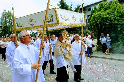 W czwartek w Uroczystość Najświętszego Ciała i Krwi Pańskiej (Boże Ciało) Msza Święta parafialna o godz. 12.00 była sprawowana na osiedlu Drabinianka na placu zieleni między ul. Graniczną i Zieloną. Dziękujemy parafianom za zaangażowanie i pomoc w przygotowaniu ołtarzy: - Ołtarz Mszy Świętej - Spółdzielnia Mieszkaniowa Metalowiec i mieszkańcy ul. Zielonej. - I ołtarz przy kapliczce Matki Bożej Fatimskiej – mieszkańcy bloku ul. Cicha 9. - II ołtarz przy Akademikach – mieszkańcy bloków ul. Cicha 3 i 7. - III ołtarz przed „Energetykiem” mieszkańcy bloku Kwiatkowskiego 5. - IV ołtarz obok bloków ul. Graniczna 4a i 4b – mieszkańcy tychże bloków.  fot. Andrzej Kotowicz