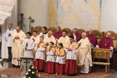 We wtorek 22.10.2019 r. w liturgiczne wspomnienie św. Jana Pawła II bp Jan Wątroba poświęcił ołtarz-relikwiarium ku czci Świętego Papieża na Mszy Świętej o godz. 18.00 jako dar parafian na 100-lecie urodzin Karola Wojtyły. 20 minut przed Mszą Świętą nasz Chór Katedralny Pueri Cantores Resovienses pod dyrekcją Marcina Florczaka wykonał koncert dedykowany św. Janowi Pawłowi II. Po Mszy Świętej Akcja Katolicka naszej parafii poprowadziła różaniec z Ojcem Świętym Janem Pawłem II przy Jego relikwiach. Fot. Dariusz Kamiński (https://fotografiarzeszow.com.pl/) 