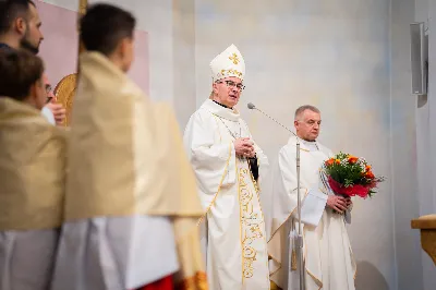 „Nasza wdzięczność jest szczególna wobec osób konsekrowanych za ich czytelne świadectwo wiary i za to, że żyjąc wiarą na co dzień ukazują chrystusowy styl życia” – mówił biskup Jan Wątroba podczas Mszy św. w katedrze rzeszowskiej w święto Ofiarowania Pańskiego. W Eucharystii, z okazji swojego święta patronalnego, uczestniczyły osoby konsekrowane posługujące w diecezji rzeszowskiej.
Mszy św. w katedrze rzeszowskiej przewodniczył bp Jan Wątroba, który modlił się w intencji osób konsekrowanych, przeżywających w święto Ofiarowania Pańskiego (02.02.) swoje święto patronalne. Eucharystię koncelebrował ks. Stanisław Kamiński, wikariusz biskupi ds. zakonnych, a także 9 kapłanów.
Na początku Mszy św. ks. Stanisław Kamiński powitał zebranych i wprowadził w przeżywaną liturgię. Następnie odbył się obrzęd błogosławieństwa świec i procesja z dolnego kościoła do głównej części katedry rzeszowskiej
Homilię wygłosił bp Jan Wątroba, który w pierwszej części, odnosząc się do przeżywanego święta, nawiązał do postawy Matki Najświętszej i św. Józefa. „Maryja uczy nas, że wierność Bogu oznacza wypełnianie prawa Bożego. Ona wypełniła wszystko bez wyjątku. Choć sama nie potrzebowała oczyszczenia, pozostała jednak posłuszna prawu. Skromna, prosta, uboga kobieta, poddana Bogu. W postawie Maryi i Józefa można dostrzec piękną lekcję dla rodziców i wychowawców. Rodzice powinni przedstawiać, czyli zawierzać swoje dzieci Panu Bogu. To jest gest wdzięczności wobec Stwórcy, a także znak wielkiej pokory wobec niełatwej misji rodzicielskiej i wychowawczej. Pełny rozwój człowieka dokonuje się dzięki Bożej łasce, a rodzice powinni się czuć narzędziem Bożej łaski, dlatego powinni często błogosławić swoje dzieci, modlić się za nie i z nimi oraz wciąż na nowo zawierzać je Panu Bogu” – mówił bp Wątroba.
Biskup Rzeszowski odnosząc się do obchodzonego Dnia życia konsekrowanego powiedział: „Trzy elementy wspólnoty: słowo, wierność i otwarcie na Ducha Świętego stanowią istotę życia każdej osoby konsekrowanej. Rozważać słowo Boże, trwać wiernie na modlitwie i być otwartym na to, co Duch Święty chce nam powiedzieć, to wypełnić powołanie do życia konsekrowanego, a jednocześnie wyznać wiarę w Kościół Chrystusowy. Nasza wdzięczność jest szczególna wobec osób konsekrowanych za ich czytelne świadectwo wiary i za to, że żyjąc wiarą na co dzień ukazują chrystusowy styl życia. Towarzyszą nam przez swoją pełną zatroskania miłosierną obecność, ale także przez milczącą obecność przepełnioną modlitwą w intencjach Kościoła, świata, a także poszczególnych osób i wspólnot”.
Po homilii osoby konsekrowane zgromadzone w katedrze odnowiły swoje przyrzeczenia.
Na zakończenie liturgii s. Agata Jakieła CSFN, referentka diecezjalna ds. życia konsekrowanego, podziękowała bp. Janowi Wątrobie za przewodniczenie liturgii i modlitwę w intencji osób życia konsekrowanego.
W Eucharystii w rzeszowskiej katedrze uczestniczyło prawie 100 osób życia konsekrowanego, a pośród nich ojcowie i bracia zakonni, siostry zakonne, wdowy i dziewice konsekrowane oraz członkowie instytutów świeckich. Śpiewy podczas liturgii wykonała Katedralna Schola Liturgiczna pod dyrekcją ks. Juliana Wybrańca, a przy organach zasiadł katedralny organista – Wiesław Siewierski. 

fot. Jola Warchoł