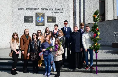 W Niedzielę Palmową młodzież diecezji rzeszowskiej modliła się z bp. Janem Wątrobą w Rzeszowie.  Rzeszowskie spotkanie rozpoczęło się o godz. 11.00 przy obelisku w centrum Parku Papieskiego. Tam odbył się konkurs na najdłuższą palmę, który prowadził ks. Krzysztof Golas, diecezjalny duszpasterz młodzieży. Najdłuższe palmy przekraczały 10 metrów wysokości.  Na placu przed katedrą odbyła się pierwsza część liturgii Niedzieli Palmowej, podczas której zebrani wysłuchali Ewangelię o wjeździe Jezusa do Jerozolimy, a bp Wątroba pobłogosławił palmy.  Już w katerze odbyła się Msza św., której przewodniczył biskup rzeszowski. Eucharystię koncelebrowało ponad dwudziestu księży, głównie duszpasterze młodzieży.  fot. Andrzej Kotowicz, Olga Cyburt