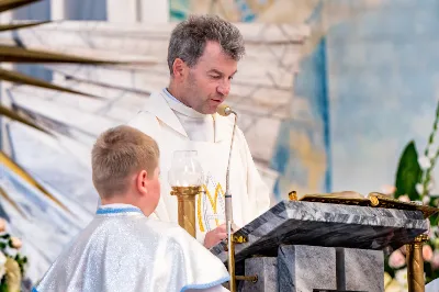 W niedzielę 13 sierpnia przeżywaliśmy kolejne w tym roku Nabożeństwo Fatimskie. O godz. 18.40 zostały przedstawione prośby i podziękowania do Matki Bożej Fatimskiej, w intencji których sprawowana była także Msza Święta. Eucharystii przewodniczył ks. Piotr Fortuna (proboszcz parafii Rzeszów-Matysówka), homilię zaś wygłosił ks. Jan Pyziak (proboszcz parafii Rzeszów-Matysówka w latach 1985-2018). Po Mszy Świętej wyruszyła procesja z figurą Matki Bożej, podczas której modlitwę różańcową prowadzili przedstawiciele parafii Rzeszów-Zalesie wraz ze swoim duszpasterzem ks. Łukaszem Jaskiem. Modlitwę ubogaciła obecność Orkiestry Dętej pod dyrekcją Tadeusza Cielaka. Nabożeństwo zakończył Apel Jasnogórski. fot. Joanna Prasoł