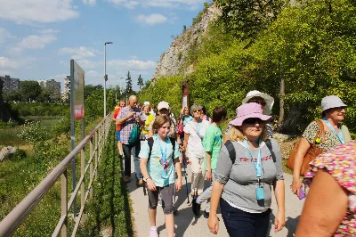 W ostatnią sobotę sierpnia katedralni parafianie pod opieką księdza proboszcza Krzysztofa Gołąbka pielgrzymowali do klasztoru na Świętym Krzyżu oraz Kielc.
Pierwszym punktem był spacer na platformę widokowo-obserwacyjną, gdzie mogliśmy podziwiać jedne z największych gołoborzy w Polsce. Gołoborza łysogórskie tworzą interesujące pola kamieni pośród lasów Puszczy Jodłowej. Nasyceni malowniczymi widokami udaliśmy się do Klasztoru Oblatów, gdzie z przewodnikiem zwiedziliśmy kryptę księcia Jeremiego Wiśniowieckiego, poznaliśmy historię powstawania Klasztoru oraz jego burzliwe dzieje. Zwiedziliśmy muzeum misyjne Ojców Oblatów i dotarliśmy do kaplicy, gdzie znajdują się relikwie drzewa Krzyża Świętego. W skupieniu i refleksji uczestniczyliśmy w modlitwie, błogosławieństwie i ucałowaniu relikwiarza.
Najważniejszym punktem na naszym pielgrzymim szlaku była Msza Święta sprawowana przez księdza proboszcza Krzysztofa Gołąbka w intencjach wszystkich uczestników pielgrzymki. Była ona dla nas szczególnym przeżyciem, ponieważ była odprawiana w Bazylice Mniejszej pw. Trójcy Świętej, sąsiadującej z kaplicą, w której znajduje się cząstka Ziemi Świętej – relikwie Świętego Krzyża. Po Mszy Świętej przyszedł czas na indywidualne zwiedzanie – wykorzystaliśmy go, aby wejść na platformę widokową wieży, skąd rozpościerają się wspaniałe i zachwycające widoki.
Następnie pojechaliśmy do Kielc, gdzie przy słonecznej pogodzie spacerowaliśmy po Rezerwacie Kadzielnia, podziwiając dawny kamieniołom, Skałkę Geologów, Pomnik Dekalogu oraz amfiteatr kielecki.
Z uwagi na wspaniały wystrój i wyjątkowe zabytki Bazyliki Katedralnej Wniebowzięcia Najświętszej Maryi Panny, ta świątynia na długo pozostanie w naszej pamięci. Podziwialiśmy również znajdujący się obok Bazyliki były Pałac Biskupów Krakowskich (obecnie znajduje się tam Muzeum Narodowe) oraz znajdujący się za nim ogród włoski.
Wycieczkę zakończyliśmy spacerem po rynku kieleckim, gdzie mogliśmy zobaczyć wyjątkowe mieszczańskie kamienice sprzed 150 lat.
Czas pielgrzymki był dla wszystkich pielgrzymów dobrze i owocnie spędzonym dniem. Nie zabrakło w nim modlitwy i refleksji, a także zachwytu nad pięknem przyrody i historycznymi zabytkami. Zachęcamy wszystkich do udziału w kolejnych pielgrzymkach.
Agnieszka i Arkadiusz Sowa
fot. Andrzej Kotowicz 