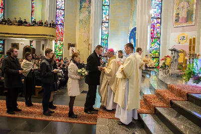 Uroczystość Chrystusa Króla to także święto Akcji Katolickiej i KSM-u. Centralnej uroczystości w Katedrze przewodniczył biskup diecezjalny Jan Wątroba. Eucharystię koncelebrowało 25 księży, wśród nich ks. Stanisław Potera – asystent diecezjalny AK i ks. Tomasz Ryczek – asystent diecezjalny KSM. Po wyznaniu wiary 88 młodych osób złożyło przyrzeczenie Katolickiego Stowarzyszenia Młodzieży. Obrzęd przyrzeczenia prowadził Paweł Grodzki – prezes KSM Diecezji Rzeszowskiej. Ceremonia zakończyła się odśpiewaniem hymnu KSM i zawołaniem: „Przez cnotę, naukę i pracę, służyć Bogu i Ojczyźnie, Gotów!”

Po Komunii św. bp Jan Wątroba, razem z ks. Stanisławem Poterą, wręczył nominacje 20 nowym prezesom oddziałów parafialnych Akcji Katolickiej. Krótkie przemówienia wypowiedzieli kolejno: Jeremi Kalkowski – prezes Zarządu Diecezjalnego Instytutu AK i Paweł Grodzki.

Po Komunii św. wszyscy zebrani uklękli przed Najświętszym Sakramentem. Biskup Ordynariusz odczytał Jubileuszowy Akt Przyjęcia Jezusa Chrystusa za Króla i Pana.

Po Mszy św. bp Jan Wątroba wręczył odznaki i legitymacje nowym członkom KSM.

fot. Fotografiarzeszow