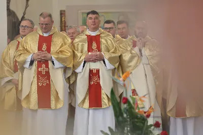 „Eucharystia powinna nas prowadzić do odkrycia kapłańskiej misji Ludu Bożego, kapłańskiej misji każdego z nas” – powiedział Biskup Rzeszowski podczas Mszy Wieczerzy Pańskiej, której przewodniczył w katedrze rzeszowskiej w Wielki Czwartek, 2 kwietnia 2026 r.
Podczas uroczystej liturgii Wielkiego Czwartku w katedrze rzeszowskiej, której przewodniczył bp Jan Wątroba, wierni zostali zaproszeni do refleksji nad tajemnicą Eucharystii, kapłaństwa oraz powołania całego Ludu Bożego do udziału w misji Chrystusa. Na zakończenie homilii biskup zachęcił do szczególnej modlitwy za kapłanów, zwłaszcza tych przeżywających trudności i kryzysy. „Panie Jezu, dobry pasterzu i towarzyszu wędrówki, dziś powierzamy Ci wszystkich kapłanów, ale zwłaszcza tych, którzy przechodzą chwilę kryzysu” – powiedział Biskup Rzeszowski. Wezwał także wspólnotę wiernych do troski o kapłanów poprzez modlitwę, życzliwość i wsparcie.
Wielkoczwartkowa liturgia w katedrze rzeszowskiej stała się nie tylko dziękczynieniem za dar Eucharystii i kapłaństwa, ale także wezwaniem do odnowienia świadomości odpowiedzialności każdego wiernego za życie Kościoła i świadectwo wiary w świecie. fot. ks. Jakub Oczkowicz