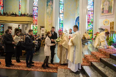 Uroczystość Chrystusa Króla to także święto Akcji Katolickiej i KSM-u. Centralnej uroczystości w Katedrze przewodniczył biskup diecezjalny Jan Wątroba. Eucharystię koncelebrowało 25 księży, wśród nich ks. Stanisław Potera – asystent diecezjalny AK i ks. Tomasz Ryczek – asystent diecezjalny KSM. Po wyznaniu wiary 88 młodych osób złożyło przyrzeczenie Katolickiego Stowarzyszenia Młodzieży. Obrzęd przyrzeczenia prowadził Paweł Grodzki – prezes KSM Diecezji Rzeszowskiej. Ceremonia zakończyła się odśpiewaniem hymnu KSM i zawołaniem: „Przez cnotę, naukę i pracę, służyć Bogu i Ojczyźnie, Gotów!”

Po Komunii św. bp Jan Wątroba, razem z ks. Stanisławem Poterą, wręczył nominacje 20 nowym prezesom oddziałów parafialnych Akcji Katolickiej. Krótkie przemówienia wypowiedzieli kolejno: Jeremi Kalkowski – prezes Zarządu Diecezjalnego Instytutu AK i Paweł Grodzki.

Po Komunii św. wszyscy zebrani uklękli przed Najświętszym Sakramentem. Biskup Ordynariusz odczytał Jubileuszowy Akt Przyjęcia Jezusa Chrystusa za Króla i Pana.

Po Mszy św. bp Jan Wątroba wręczył odznaki i legitymacje nowym członkom KSM.

fot. Fotografiarzeszow