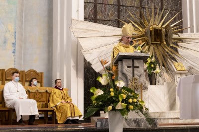 3 kwietnia 2021 r. bp Jan Wątroba przewodniczył liturgii Wigilii Paschalnej w naszej Katedrze. Podczas Mszy Świętej cztery osoby: Patrycja Dominika, Bartłomiej, Dawid Mateusz i Olech przyjęli sakrament chrztu, bierzmowania i Eucharystii.  Neofici przygotowywali się do przyjęcia sakramentów wtajemniczenia chrześcijańskiego w Diecezjalnym Centrum Katechumenatu Dorosłych, które mieści się przy parafii Miłosierdzia Bożego w Rzeszowie (ul. Kardynała K. Wojtyły 114) . Przygotowanie rozpoczyna się we wrześniu i trwa do uroczystości Zesłania Ducha Świętego. Centralnym wydarzeniem formacji jest Wigilia Paschalna, podczas której katechumeni przyjmują sakrament chrztu, bierzmowania i Eucharystii.  fot. Joanna Prasoł 