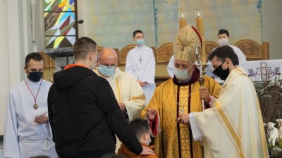 W niedzielę 28.02.2021 r. podczas Mszy Świętej o godz. 12.00 bp Edward Białogłowski udzielił Sakramentu Bierzmowania młodzieży z kl. VIII.  fot. Małgorzata Ryndak