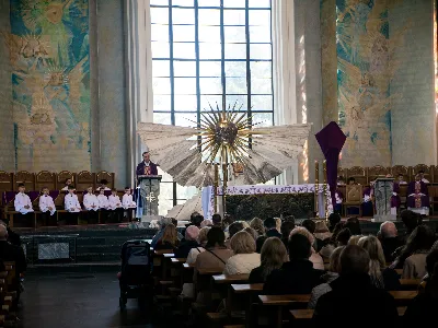 W V Niedzielę Wielkiego Postu, podczas Mszy Świętej o godz. 12:00, ks. Krzysztof Gołąbek – proboszcz naszej Katedry, przyjął do grona Liturgicznej Służby Ołtarza siedmiu nowych ministrantów. Po odpowiednim przygotowaniu, pod czujnym okiem ks. Pawła Wójcika oraz animatorów Adama i Miłosza, chłopcy otrzymali stopień ministranta choralisty – po raz pierwszy założyli kołnierzyki i otrzymali legitymacje ministranckie. To wyjątkowy moment i ogromna radość dla naszej wspólnoty! Podczas Mszy Świętej zaśpiewała Dziewczęca Schola Katedralna. Serdecznie gratulujemy chłopcom odwagi oraz życzymy wytrwałości w tej pięknej służbie przy Ołtarzu Pana Jezusa. Jeśli chcesz dołączyć do grona ministrantów – serdecznie zapraszamy! Zainteresowanych prosimy o kontakt z ks. Pawłem Wójcikiem.
fot. Antoni Ważny