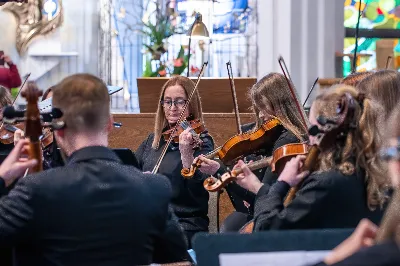 W niedzielę, 21 kwietnia 2024 roku, w Katedrze Rzeszowskiej odbył się Koncert Wielkanocny, którego organizatorem był Katedralny Chór Chłopięco-Męski „Pueri Cantores Resovienses” oraz parafia katedralna pw. Najświętszego Serca Pana Jezusa w Rzeszowie. 
Radosnym Alleluja podzielili się z licznie zgromadzoną publicznością wykonawcy: Krośnieński Zespół Kameralny, Chór Mieszany Ogólnokształcącej Szkoły Muzycznej II stopnia w Krośnie, Orkiestra Festiwalowa składająca się z uczniów i nauczycieli ZSM w Krośnie i PSM II st. w Jaśle oraz gospodarze koncertu – Katedralny Chór Chłopięco-Męski „Pueri Cantores Resovienses” pod dyrekcją Aleksandry Fiołek-Matuszewskiej. Pomysłodawcą i inicjatorem koncertu był Mateusz Gałuszka, organista, dyrygent, dyrektor jasielskiego festiwalu Musica Classica.
Na wstępie zaprezentowano 2 utwory w wykonaniu Chóru Mieszanego Ogólnokształcącej Szkoły Muzycznej II stopnia w Krośnie pod dyrekcją Renaty Zajdel: „Regina caeli” Jacques-Louisa Battmanna, w którym partię solową wykonała Jadwiga Kot-Ochał, zaś na organach akompaniował Mateusz Gałuszka oraz zabrzmiał „Magnificat” autorstwa Andrzeja Koszewskiego, skomponowany w 2004 roku.
Następnie publiczność mogła usłyszeć 3 utwory: kompozycję S.S. Szarzyńskiego „Jesu, spes mea” („Jezu – moja nadziejo”) na sopran, dwoje skrzypiec i organy, Koncert d-moll J.S. Bacha na obój i skrzypce oraz Koncert d-moll A. Vivaldiego.
Po muzyce instrumentalnej przyszedł czas na dzieła wokalno-instrumentalne. W tej części zabrzmiał motet „Ave Verum” W. A. Mozarta w wykonaniu Katedralnego Chóru Chłopięco-Męskiego „Pueri Cantores Resovienses” pod dyrekcją Aleksandry Fiołek-Matuszewskiej. Na organach akompaniował chórzysta Maksymilian Rogóż.
Historia Katedralnego Chóru Chłopięco-Męskiego „Pueri Cantores Resovienses” jest długa i bogata. Chór powstał w 1985 roku w Rzeszowie, a w przyszłym roku będzie obchodził jubileusz 40-lecia działalności. Obecnie dyrygentem Katedralnego Chóru Chłopięco-Męskiego jest Aleksandra Fiołek-Matuszewska, absolwentka Uniwersytetu Muzycznego im. Fryderyka Chopina w Warszawie.
Zwieńczeniem niedzielnego Koncertu Wielkanocnego było wykonanie wybranych części Oratorium „Mesjasz” G. F. Händla. Podniośle wybrzmiało 6 fragmentów tego dzieła. Orkiestra wykonała Sinfony (wstęp instrumentalny), następnie połączone chóry z orkiestrą zaprezentowały słuchaczom części: „Surely, He hath borne our griefs“ „And with His stripes we are healed”, „All we like sheep have gone astray”. Solową arię „How beautiful are the feet of them” z orkiestrą wykonała Jadwiga Kot-Ochał. Na koniec z wielką mocą wybrzmiała najsłynniejsza część tego oratorium: „Hallelujah” w wykonaniu połączonych chórów z orkiestrą, którymi zadyrygowała Aleksandra Fiołek-Matuszewska. Koncert poprowadził Ryszard Bieniek – prezes Katedralnego Chóru. 
Można śmiało powiedzieć, że była to muzyczna uczta dla ducha, o czym świadczyły gromkie brawa i owacje na stojąco. Z niecierpliwością czekamy na kolejne koncerty Katedralnego Chóru Chłopięco-Męskiego „Pueri Cantores Resovienses”.
fot. Joanna Prasoł