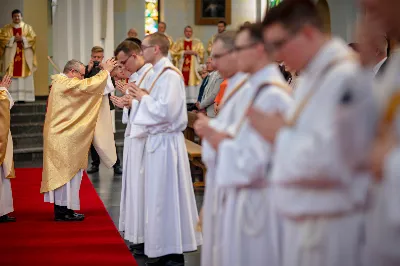 „Na swoje życie i swoje kapłaństwo trzeba popatrzeć w świetle Bożej miłości. Inaczej go nie pojmiemy ani my, ani ci, którzy będą na nas patrzeć” – mówił bp Jan Wątroba podczas Mszy św. z udzieleniem święceń prezbiteratu. 4 czerwca 2022 r. w kościele katedralnym jedenastu diakonów diecezji rzeszowskiej przyjęło sakrament kapłaństwa.
Do grona neoprezbiterów diecezji rzeszowskiej należą: ks. Sebastian Bełz z parafii w Nienadówce, ks. Krzysztof Lampart z parafii w Rudnej Wielkiej, ks. Mateusz Łachmanek z parafii w Lipinkach, ks. Karol Migut z parafii w Jasionce, ks. Marcin Murawski z parafii katedralnej w Rzeszowie, ks. Adrian Pazdan z parafii w Zagorzycach, ks. Tomasz Sienicki z parafii w Bieździedzy, ks. Dominik Świeboda z parafii w Palikówce, ks. Piotr Wąsacz z parafii bł. Władysława Findysza w Rzeszowie, ks. Mateusz Wojtuń z parafii w Święcanach oraz ks. Wiktor Zoła z parafii w Cieklinie.
Mszy św. przewodniczył i święceń udzielił bp Jan Wątroba. Eucharystię koncelebrowało około osiemdziesięciu księży, m.in: przełożeni Wyższego Seminarium Duchownego w Rzeszowie oraz proboszczowie i wikariusze z parafii rodzinnych neoprezbiterów. W Mszy św. uczestniczył abp Edward Nowak, bp Kazimierz Górny i bp Edward Białogłowski.
Zebranych w kościele katedralnym powitał ks. Krzysztof Gołąbek, proboszcz parafii.
W homilii bp Jan Wątroba nawiązał do słów z Ewangelii według św. Jana w których Chrystus tłumaczy co to znaczy być dobrym pasterzem. „Być kapłanem w Kościele Chrystusowym to znaczy mieć udział w Jego pasterskiej misji i stale upodabniać się do Dobrego Pasterza, który zna owce, karmi je, broni i jest gotów oddać życie dla ich dobra” – mówił hierarcha.
Po homilii odbył się obrzędy święceń: przyrzeczenie czci i posłuszeństwa Biskupowi Ordynariuszowi, Litania do Wszystkich Świętych podczas której kandydaci leżeli krzyżem, nałożenie rąk, modlitwa święceń oraz namaszczenie rąk krzyżmem i wręczenie chleba i wina. Podczas Liturgii Eucharystycznej nowo wyświęceni po raz pierwszy wyciągnęli dłonie nad chlebem i winem wypowiadając słowa konsekracji.
Na zakończenie Mszy św. ks. Tomasz Sienicki, podziękował w imieniu nowo wyświęconych wszystkim, którzy przyczynili się do przygotowania ich do kapłaństwa. Słowa wdzięczności, m.in. przełożonym Wyższego Seminarium Duchownego w Rzeszowie i rodzicom neoprezbiterów, wypowiedział bp Jan Wątroba. 
W drodze do zakrystii neoprezbiterzy zatrzymali się przy figurze Matki Bożej Fatimskiej zawierzając swoje kapłaństwo Matce Bożej.
W niedzielę, 5 czerwca, w Uroczystość Zesłania Ducha Świętego, neoprezbiterzy będą sprawować w swoich rodzinnych parafiach uroczyste Msze św. prymicyjne, a w najbliższych tygodniach otrzymają skierowania do parafii.

Fot. ks. Jakub Nagi oraz biala-wrona.pl
