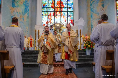 W Wielki Czwartek o godz. 10.00 w naszej Katedrze bp Jan Wątroba przewodniczył Mszy Krzyżma. Jest ona wyrazem jedności i wspólnoty duchowieństwa diecezji. Podczas tej Mszy Świętej biskup poświęcił olej chorych, katechumenów oraz olej krzyżma. Księża koncelebrujący z biskupem Eucharystię odnowili przyrzeczenia kapłańskie. W koncelebrze wzięli udział bp Kazimierz Górny, bp Edward Białogłowski oraz ponad 200 kapłanów z całej diecezji. W Eucharystii wzięli również udział licznie zebrani ministranci, lektorzy, animatorzy, ceremoniarze, członkowie scholi parafialnych i dziewczęcej służby maryjnej. Podczas Mszy Świętej zaśpiewał chór męski pod dyrekcją ks. Andrzeja Widaka. Przy organach zasiadł ks. Julian Wybraniec. fot. Piotr Szorc