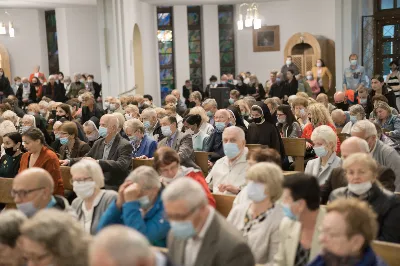 "Gwiazdo śliczna, wspaniała, o fatimska Maryja! Do Ciebie się uciekamy, o Maryjo, Maryjo!" Słowami tej pieśni licznie zgromadzeni w katedralnej świątyni wierni rozpoczęli kolejne w tym roku uroczyste nabożeństwo fatimskie. Wrześniowej modlitwie przewodniczyła parafia pw. Św. Michała Archanioła w Rzeszowie. Wielu parafian przybyło do Katedry w pieszej pielgrzymce pod przewodnictwem księdza Czesława Matuły. Przed Mszą Świętą, przy figurze Pani Fatimskiej, dk. Marcin Murawski odczytał liczne prośby i podziękowania do Matki Bożej. Uroczystej Eucharystii przewodniczył oraz Słowo Boże wygłosił proboszcz parafii pw. Św. Michała Archanioła w Rzeszowie - ks. Michał Bator. Kaznodzieja ukazał wartość i moc modlitwy. Za wzór postawił setnika, który spotyka się z czułym Jezusem. Tak jak Bóg znał potrzeby setnika, tak samo zna i nasze potrzeby i problemy. Jednak, jak przypomniał ks. Michał, każdy z nas musi przyjąć postawę setnika: uznać swój grzech i swoją niemoc. Wtedy Bóg będzie mógł działać w naszym życiu. W dalszej części homilii kaznodzieja przypomniał sylwetkę błogosławionej matki Elżbiety Czackiej, będącej dla nas wzorem cierpliwości i oczekiwania. Potrzebujemy czasu, aby łaska Boża przemieniła nasze serce – przypomniał kaznodzieja. Ta cierpliwość pomaga odkrywać Boży plan na nasze życie. Po zakończeniu Eucharystii wszyscy zgromadzeni wyruszyli w procesji różańcowej z figurą Matki Bożej Fatimskiej oraz relikwiami błogosławionych Hiacynty i Franciszka. Wierni prosili, aby Boże słowo wypełniało się w ich codzienności. Tej części nabożeństwa przewodniczył ks. Jakub Oczkowicz wraz z przedstawicielami parafii pw. Św. Michała Archanioła. Wspólną modlitwę zakończyło odśpiewanie Apelu Jasnogórskiego oraz adoracja Najświętszego Sakramentu. Na koniec ks. Krzysztof Gołąbek – proboszcz Katedry, dziękując wszystkim za obecność i wspólne czuwanie przy Matce Bożej, zaprosił na ostatnie w tym roku, październikowe nabożeństwo fatimskie.  fot. Małgorzata Ryndak