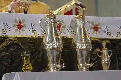 „Eucharystia powinna nas prowadzić do odkrycia kapłańskiej misji Ludu Bożego, kapłańskiej misji każdego z nas” – powiedział Biskup Rzeszowski podczas Mszy Wieczerzy Pańskiej, której przewodniczył w katedrze rzeszowskiej w Wielki Czwartek, 2 kwietnia 2026 r.
Podczas uroczystej liturgii Wielkiego Czwartku w katedrze rzeszowskiej, której przewodniczył bp Jan Wątroba, wierni zostali zaproszeni do refleksji nad tajemnicą Eucharystii, kapłaństwa oraz powołania całego Ludu Bożego do udziału w misji Chrystusa. Na zakończenie homilii biskup zachęcił do szczególnej modlitwy za kapłanów, zwłaszcza tych przeżywających trudności i kryzysy. „Panie Jezu, dobry pasterzu i towarzyszu wędrówki, dziś powierzamy Ci wszystkich kapłanów, ale zwłaszcza tych, którzy przechodzą chwilę kryzysu” – powiedział Biskup Rzeszowski. Wezwał także wspólnotę wiernych do troski o kapłanów poprzez modlitwę, życzliwość i wsparcie.
Wielkoczwartkowa liturgia w katedrze rzeszowskiej stała się nie tylko dziękczynieniem za dar Eucharystii i kapłaństwa, ale także wezwaniem do odnowienia świadomości odpowiedzialności każdego wiernego za życie Kościoła i świadectwo wiary w świecie. fot. ks. Jakub Oczkowicz