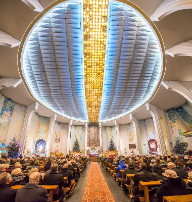 Pasterce w naszej Katedrze przewodniczył bp Jan Wątroba. Czuwanie przed Pasterką prowadziła młodzież naszej parafii. fot. Fotografiarzeszow