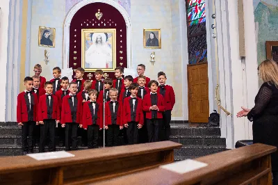 W niedzielę, 18 grudnia 2022 roku, podczas uroczystej Mszy Świętej o godz. 12.00 w Katedrze Rzeszowskiej do grona chórzystów Katedralnego Chóru Chłopięco-Męskiego Pueri Cantores Resovienses dołączyło 20 najmłodszych chłopców.
„Młodziki”, bo tak są nazywani przez starszych kolegów, złożyli przyrzeczenie, że będą godnie reprezentować brać chóralną i śpiewać na chwałę Pana.
Najmłodsi kandydaci na chórzystów zostali wyłonieni podczas rekrutacji prowadzonej przez poprzedniego dyrygenta, Marcina Florczaka, w rzeszowskich szkołach podstawowych jeszcze na wiosnę. Od razu rozpoczęli próby. Intensywnie przez tydzień ćwiczyli swoje głosy razem ze starszymi kolegami podczas corocznego Muzycznego Obozu Szkoleniowo-Wypoczynkowego we Frysztaku, który odbył się początkiem lipca. W wolnych chwilach uczestniczyli w wycieczkach i zajęciach sportowych. Mieli okazję poznać kolegów z chóru i lepiej się poznać.
Obecnie dyrygentkami Katedralnego Chóru Chłopięco-Męskiego Pueri Cantores Resovienses są: Edyta Kotula i Angela Pacuta. 
Po Mszy Świętej Chór wraz z ks. Krzysztofem Gołąbkiem – proboszczem Katedry oraz ks. Julianem Wybrańcem – duszpasterzem Chóru z ramienia biskupa diecezji rzeszowskiej, a także dyrygentkami: Edytą Kotulą i Angelą Pacutą, na stopniach ołtarza Rzeszowskiej Katedry pozował do wspólnego zdjęcia. Następnie chórzyści udali się do sali Jana Pawła II na słodki poczęstunek. 
Za piękne zdjęcia dziękujemy: Fotografia Jola Warchoł