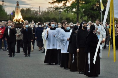 W czwartek 13 maja przeżywaliśmy uroczyste Nabożeństwo Fatimskie. Naszym modlitwom przewodniczył ks. dr Sławomir Jeziorski, prefekt i wykładowca Wyższego Seminarium Duchownego w Rzeszowie. O godz. 18.45 zostały przedstawione prośby i podziękowania do Matki Bożej Fatimskiej, w intencji których sprawowana była także Msza Święta. W koncelebrze uczestniczył ks. Piotr Tarnawski, radca Nuncjatury Apostolskiej w Moskwie, ks. Jan Młynarczyk, emerytowany proboszcz parafii Matki Bożej Królowej Polski i św. Jana Kantego w Sandomierzu i ks. Krzysztof Gołąbek, proboszcz parafii katedralnej i kustosz sanktuarium. Po Mszy Świętej wyruszyła procesja z figurą Matki Bożej. Nabożeństwo zakończył Apel Jasnogórski. fot. Małgorzata Ryndak