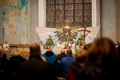 Mszy Świętej w święto Ofiarowania Pańskiego przewodniczył bp Jan Wątroba. W Eucharystii z okazji Dnia Życia Konsekrowanego uczestniczyli przedstawiciele sióstr i braci zakonnych, pustelnic, dziewic i wdów konsekrowanych oraz członków instytutów świeckich. Eucharystię koncelebrował ks. Stanisław Kamiński, wikariusz biskupi ds. zakonnych, a także 8 kapłanów. Homilię wygłosił bp Jan Wątroba. Śpiew podczas Mszy Świętej prowadziła Katedralna Schola Liturgiczna pod kierunkiem ks. Juliana Wybrańca przy akompaniamencie organowym Wiesława Siewierskiego. Fot. Paulina Lęcznar