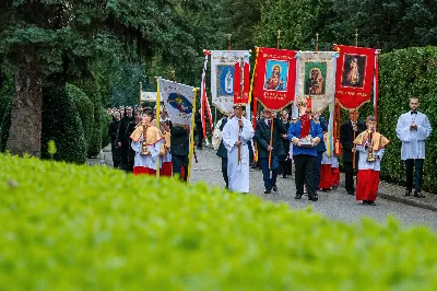 O świcie w Niedzielę Zmartwychwstania została odprawiona uroczysta Mszy św. w rzeszowskiej katedrze. Eucharystię poprzedziła procesja rezurekcyjna z Najświętszym Sakramentem. W oprawie muzycznej celebracji wziął udział katedralny chór chłopięco-męski Pueri Cantores Resovienses oraz katedralna orkiestra dęta.
Dnia 31 marca 2024 r. o godz. 6 w rzeszowskiej katedrze na rozpoczęcie procesji rezurekcyjnej rozbrzmiało zawołanie: „Chrystus zmartwychwstał, prawdziwie zmartwychwstał”. Wyrazem radości paschalnej była procesja z Najświętszym Sakramentem dokoła katedry z udziałem licznie zgromadzonych wiernych, straży grobowej i orkiestry dętej.
Po zakończonej procesji, została odprawiona uroczysta Eucharystia pod przewodnictwem ks. Krzysztofa Gołąbka, prepozyta rzeszowskiej kapituły katedralnej i proboszcza miejscowej wspólnoty parafialnej. Homilię wygłosił ks. Michał Rurak, penitencjarz kapituły, który zachęcał do zgłębiania tajemnicy zmartwychwstania.

„Zmartwychwstania jest czymś jedynym i wyjątkowym w swoim rodzaju. Łatwo napisać i powiedzieć czym zmartwychwstanie nie jest. Ale napisać i powiedzieć czym zmartwychwstanie jest, to zadanie na całe życie, i to nie tylko dla teologa czy księdza. To zadanie dla każdego z nas. Najważniejsze zadanie w życiu, bo ono zdecyduje co z nami będzie” – mówił kaznodzieja.
Ks. Rurak ukazał konsekwencje zmartwychwstania Chrystusa dla każdego wierzącego w kontekście całej historii Boga i człowieka. Mówił: „Zmartwychwstanie nie dotyczy tylko przyszłości, czasu po śmierci. Ono ma także znaczenie dla naszej doczesności. Bo skoro życie ma prowadzić do Zmartwychwstania, to znaczy, że ma wartość samo w sobie, że trzeba je szanować i jak najlepiej przeżyć.”
Na zakończenie Eucharystii transmitowanej przez katolickie Radio „VIA”, katedralny chór chłopięco-męski Pueri Cantores Resovienses pod dyrekcją Aleksandry Fiołek-Matuszewskiej wykonał uroczyste „Alleluja” z oratorium G.F. Haendla. Po zakończonej Mszy św. rezurekcyjnej katedralna orkiestra dęta pod batutą Tadeusza Cielaka odegrała radosne utwory wielkanocne. fot. Joanna Prasoł