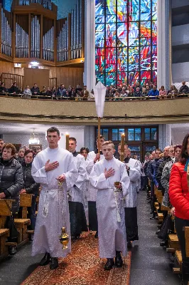 28 marca 2024 r. o godz. 18.00 w Katedrze Rzeszowskiej rozpoczęła się Msza Wieczerzy Pańskiej, której przewodniczył bp Jan Wątroba. W koncelebrze uczestniczyli głównie księża z Parafii Katedralnej i z Wyższego Seminarium Duchownego w Rzeszowie. Po Komunii św. Najświętszy Sakrament przeniesiono do kaplicy adoracji zwanej "ciemnicą" przygotowaną w dolnym kościele Katedry. Podczas liturgii śpiewał chór męski pod dyrekcją Marcelego Kyca. fot. Joanna Prasoł