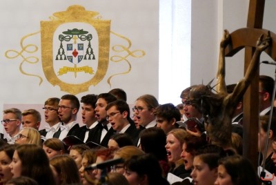 Blisko 1200 chórzystów i orkiestra symfoniczna Filharmonii Podkarpackiej to koncert galowy 9. Krajowego Kongresu Polskiej Federacji Pueri Cantores. 9 września o godz. 19.30 w Katedrze Rzeszowskiej podczas dwugodzinnego koncertu wystąpiły 33 chóry z Polski, Litwy, Łotwy, Ukrainy i Węgier oraz Orkiestra Symfoniczna Filharmonii Podkarpackiej. Muzykami dyrygowali: Wiesław Delimat i Marcin Florczak. Podczas koncertu uczestnicy wysłuchali utworów m.in. Haendla, Haydna oraz hymny kongresów Polskiej Federacji Pueri Cantores. Szczególnie oklaskiwane było premierowe wykonanie hymnu kongresu w Rzeszowie – utwór pt. „Da pacem, Domine” Dominika Lasoty – kompozytora z Rzeszowa. W koncercie uczestniczyli m.in.: bp Jan Wątroba, bp Kazimierz Górny i bp Edward Białogłowski. fot. ks. Tomasz Nowak