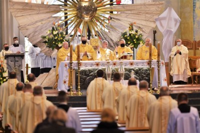 1 kwietnia 2021 r., w Wielki Czwartek, w naszej Katedrze została odprawiona Msza Krzyżma. Eucharystii przewodniczył bp Jan Wątroba. W koncelebrze uczestniczył bp Kazimierz Górny, bp Edward Białogłowski oraz 50 księży – z powodu ograniczeń związanych ze stanem epidemii byli to tylko przedstawiciele duchowieństwa diecezji rzeszowskiej. Do katedry nie przyjechała Liturgiczna Służba Ołtarza i schole. Po Komunii św. bp Jan Wątroba poświęcił olej krzyżma, który jest używany m.in. podczas udzielania sakramentu chrztu, bierzmowania i święceń kapłańskich. Wcześniej biskup pobłogosławił olej chorych i olej katechumenów.  Przed błogosławieństwem ks. Waldemar Dopart, proboszcz parafii św. Józefa na osiedlu Staromieście w Rzeszowie, w imieniu wszystkich kapłanów złożył biskupom świąteczne życzenia.  Na zakończenie Mszy Świętej Biskup Rzeszowski ogłosił nominację ks. Pawła Synosia, delegata biskupa ds. formacji stałej kapłanów na wikariusza biskupiego ds. formacji stałej kapłanów diecezji rzeszowskiej.  fot. ks. Tomasz Nowak