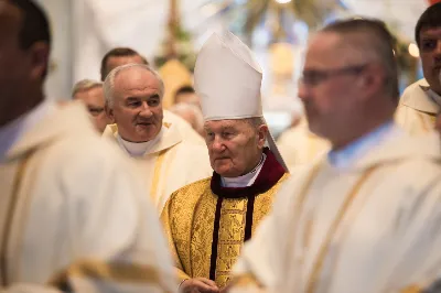 W poniedziałek 18 maja o godz. 18.00 w naszej Katedrze miało miejsce dziękczynienie w stulecie urodzin Karola Wojtyły – św. Jana Pawła II. W tym dniu dziękowaliśmy również i modliliśmy się w intencji naszych Księży Biskupów: Jana – z racji 20. rocznicy sakry biskupiej oraz Kazimierza – z racji 60. rocznicy święceń kapłańskich, a także w intencji naszego Księdza Infułata Stanisława w 60. rocznicę święceń kapłańskich. Eucharystii przewodniczył bp Jan Wątroba. Mszę św. koncelebrowali: bp Kazimierz Górny, bp Edward Białogłowski, infułaci: ks. Stanisław Mac i ks. Wiesław Szurek, księża dziekani oraz duchowni z różnych instytucji diecezji rzeszowskiej.  W Mszy św. uczestniczyły władze państwowe i samorządowe oraz służby mundurowe. fot. Dariusz Kamiński (fotografiarzeszow.com.pl)