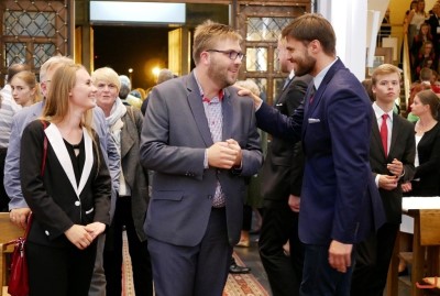 Blisko 1200 chórzystów i orkiestra symfoniczna Filharmonii Podkarpackiej to koncert galowy 9. Krajowego Kongresu Polskiej Federacji Pueri Cantores. 9 września o godz. 19.30 w Katedrze Rzeszowskiej podczas dwugodzinnego koncertu wystąpiły 33 chóry z Polski, Litwy, Łotwy, Ukrainy i Węgier oraz Orkiestra Symfoniczna Filharmonii Podkarpackiej. Muzykami dyrygowali: Wiesław Delimat i Marcin Florczak. Podczas koncertu uczestnicy wysłuchali utworów m.in. Haendla, Haydna oraz hymny kongresów Polskiej Federacji Pueri Cantores. Szczególnie oklaskiwane było premierowe wykonanie hymnu kongresu w Rzeszowie – utwór pt. „Da pacem, Domine” Dominika Lasoty – kompozytora z Rzeszowa. W koncercie uczestniczyli m.in.: bp Jan Wątroba, bp Kazimierz Górny i bp Edward Białogłowski. fot. ks. Tomasz Nowak