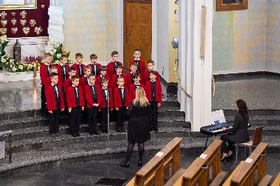 W niedzielę, 18 grudnia 2022 roku, podczas uroczystej Mszy Świętej o godz. 12.00 w Katedrze Rzeszowskiej do grona chórzystów Katedralnego Chóru Chłopięco-Męskiego Pueri Cantores Resovienses dołączyło 20 najmłodszych chłopców.
„Młodziki”, bo tak są nazywani przez starszych kolegów, złożyli przyrzeczenie, że będą godnie reprezentować brać chóralną i śpiewać na chwałę Pana.
Najmłodsi kandydaci na chórzystów zostali wyłonieni podczas rekrutacji prowadzonej przez poprzedniego dyrygenta, Marcina Florczaka, w rzeszowskich szkołach podstawowych jeszcze na wiosnę. Od razu rozpoczęli próby. Intensywnie przez tydzień ćwiczyli swoje głosy razem ze starszymi kolegami podczas corocznego Muzycznego Obozu Szkoleniowo-Wypoczynkowego we Frysztaku, który odbył się początkiem lipca. W wolnych chwilach uczestniczyli w wycieczkach i zajęciach sportowych. Mieli okazję poznać kolegów z chóru i lepiej się poznać.
Obecnie dyrygentkami Katedralnego Chóru Chłopięco-Męskiego Pueri Cantores Resovienses są: Edyta Kotula i Angela Pacuta. 
Po Mszy Świętej Chór wraz z ks. Krzysztofem Gołąbkiem – proboszczem Katedry oraz ks. Julianem Wybrańcem – duszpasterzem Chóru z ramienia biskupa diecezji rzeszowskiej, a także dyrygentkami: Edytą Kotulą i Angelą Pacutą, na stopniach ołtarza Rzeszowskiej Katedry pozował do wspólnego zdjęcia. Następnie chórzyści udali się do sali Jana Pawła II na słodki poczęstunek. 
Za piękne zdjęcia dziękujemy: Fotografia Jola Warchoł