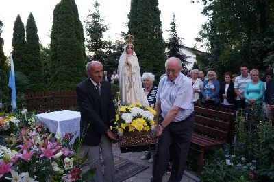 W sobotę 12 maja o godz.19.00 w ramach corocznych nabożeństw majowych przy kapliczkach osiedlowych w naszej parafii, przy ul. Cichej przy figurze Matki Bożej modlitwy poprowadził ks. Krzysztof Gołąbek - proboszcz Katedry. Kantorem był organista Wiesław Siewierski. fot. Rafał Waszczak