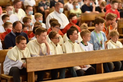 Mszą Świętą w naszej Katedrze rozpoczęły się XVI Mistrzostwa Polski Liturgicznej Służby Ołtarza w piłce nożnej o puchar „KnC”. W rozgrywkach 28 i 29 lipca 2021 r. weźmie udział 72 drużyny z 20 diecezji i 2 prowincji zakonnych. Zawody odbywają się ku pamięci śp. ks. Tomasza Blicharza.  Eucharystii przewodniczył bp Jan Wątroba. Mszę św. koncelebrowało ponad 40 księży – głównie opiekunowie drużyn sportowych z różnych diecezji. W Eucharystii uczestniczyła Stanisława Blicharz i Marcin Blicharz, mama i brat ks. Tomasz Blicharza, któremu dedykowany jest tegoroczny turniej (ks. Blicharz był przez wiele lat duszpasterzem Liturgicznej Służby Ołtarza Diecezji Rzeszowskiej, a także inicjatorem i głównym organizatorem poprzednich edycji mistrzostw LSO, które odbyły się w Rzeszowie w 2016 i 2018 r. Zmarł 17 października 2020 r. w wieku 39 lat). Po Mszy św. sportowcy z Liturgicznej Służby Ołtarza rozjechali się do czterech hal sportowych i na 8 Orlików na terenie Rzeszowa, Łąki, Trzebowniska i Tyczyna.  W zawodach uczestniczy 72 drużyny z 20 diecezji i 2 prowincji zakonnych w Polsce – jest to blisko 800 sportowców. Rywalizacja odbywa się w trzech kategoriach wiekowych: ministrant (roczniki urodzenia 2009-2013), lektor młodszy (2005-2008) i lektor starszy (2000-2004).  Diecezje rzeszowską reprezentują parafie: Gorlice (pw. Narodzenia NMP) i Rzeszów (pw. Bożego Ciała) w kategorii ministrant; Górno, Łowisko i Błażkowa w kategorii lektor młodszy oraz Zaczernie, Cmolas, Hermanowa, Rzeszów (pw. św. Mikołaja) i Tarnowiec w kategorii lektor starszy.  W poniedziałek, 28 czerwca zostaną rozegrane eliminacje. Drugi dzień zawodów również rozpocznie się Mszą św. w rzeszowskiej katedrze – Eucharystii będzie przewodniczył bp Edward Białogłowski. Ceremonię wręczenia nagród i zakończenia przewidziano na godz. 15.00 w Hali Sportowej Młodzieżowego Ośrodka Socjoterapii przy ul. Miłocińskiej w Rzeszowie.  Głównym organizatorem turnieju jest miesięcznik „KnC” – „Króluj nam Chryste”. Gospodarzami są: Diecezja Rzeszowska i Liturgiczna Służba Ołtarza Diecezji Rzeszowskiej.  Tekst i zdjęcia: ks. Tomasz Nowak 