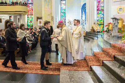 Uroczystość Chrystusa Króla to także święto Akcji Katolickiej i KSM-u. Centralnej uroczystości w Katedrze przewodniczył biskup diecezjalny Jan Wątroba. Eucharystię koncelebrowało 25 księży, wśród nich ks. Stanisław Potera – asystent diecezjalny AK i ks. Tomasz Ryczek – asystent diecezjalny KSM. Po wyznaniu wiary 88 młodych osób złożyło przyrzeczenie Katolickiego Stowarzyszenia Młodzieży. Obrzęd przyrzeczenia prowadził Paweł Grodzki – prezes KSM Diecezji Rzeszowskiej. Ceremonia zakończyła się odśpiewaniem hymnu KSM i zawołaniem: „Przez cnotę, naukę i pracę, służyć Bogu i Ojczyźnie, Gotów!”

Po Komunii św. bp Jan Wątroba, razem z ks. Stanisławem Poterą, wręczył nominacje 20 nowym prezesom oddziałów parafialnych Akcji Katolickiej. Krótkie przemówienia wypowiedzieli kolejno: Jeremi Kalkowski – prezes Zarządu Diecezjalnego Instytutu AK i Paweł Grodzki.

Po Komunii św. wszyscy zebrani uklękli przed Najświętszym Sakramentem. Biskup Ordynariusz odczytał Jubileuszowy Akt Przyjęcia Jezusa Chrystusa za Króla i Pana.

Po Mszy św. bp Jan Wątroba wręczył odznaki i legitymacje nowym członkom KSM.

fot. Fotografiarzeszow