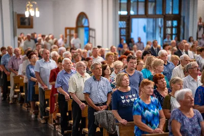 W środę 13 września przeżywaliśmy kolejne w tym roku Nabożeństwo Fatimskie. O godz. 18.40 zostały przedstawione prośby i podziękowania do Matki Bożej Fatimskiej, w intencji których sprawowana była także Msza Święta. Eucharystii przewodniczył i homilię wygłosił ks. Marek Kotwa – wikariusz parafii pw. Św. Michała Archanioła w Rzeszowie. Po Mszy Świętej wyruszyła procesja z figurą Matki Bożej, podczas której modlitwę różańcową prowadzili przedstawiciele parafii pw. Św. Jadwigi Królowej wraz ze swoimi duszpasterzami: ks. Tomaszem Gałuszką oraz ks. Łukaszem Mariuszycem, zaś figurę Matki Bożej nieśli przedstawiciele Bractwa św. Michała Archanioła, Rycerzy Kolumba oraz Związku Strzeleckiego "Strzelec". Modlitwę ubogaciła obecność Orkiestry Dętej pod dyrekcją Tadeusza Cielaka. Nabożeństwo zakończył Apel Jasnogórski. fot. Jola Warchoł