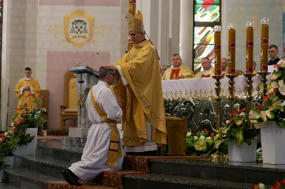 „Na swoje życie i swoje kapłaństwo trzeba popatrzeć w świetle Bożej miłości. Inaczej go nie pojmiemy ani my, ani ci, którzy będą na nas patrzeć” – mówił bp Jan Wątroba podczas Mszy św. z udzieleniem święceń prezbiteratu. 4 czerwca 2022 r. w kościele katedralnym jedenastu diakonów diecezji rzeszowskiej przyjęło sakrament kapłaństwa.
Do grona neoprezbiterów diecezji rzeszowskiej należą: ks. Sebastian Bełz z parafii w Nienadówce, ks. Krzysztof Lampart z parafii w Rudnej Wielkiej, ks. Mateusz Łachmanek z parafii w Lipinkach, ks. Karol Migut z parafii w Jasionce, ks. Marcin Murawski z parafii katedralnej w Rzeszowie, ks. Adrian Pazdan z parafii w Zagorzycach, ks. Tomasz Sienicki z parafii w Bieździedzy, ks. Dominik Świeboda z parafii w Palikówce, ks. Piotr Wąsacz z parafii bł. Władysława Findysza w Rzeszowie, ks. Mateusz Wojtuń z parafii w Święcanach oraz ks. Wiktor Zoła z parafii w Cieklinie.
Mszy św. przewodniczył i święceń udzielił bp Jan Wątroba. Eucharystię koncelebrowało około osiemdziesięciu księży, m.in: przełożeni Wyższego Seminarium Duchownego w Rzeszowie oraz proboszczowie i wikariusze z parafii rodzinnych neoprezbiterów. W Mszy św. uczestniczył abp Edward Nowak, bp Kazimierz Górny i bp Edward Białogłowski.
Zebranych w kościele katedralnym powitał ks. Krzysztof Gołąbek, proboszcz parafii.
W homilii bp Jan Wątroba nawiązał do słów z Ewangelii według św. Jana w których Chrystus tłumaczy co to znaczy być dobrym pasterzem. „Być kapłanem w Kościele Chrystusowym to znaczy mieć udział w Jego pasterskiej misji i stale upodabniać się do Dobrego Pasterza, który zna owce, karmi je, broni i jest gotów oddać życie dla ich dobra” – mówił hierarcha.
Po homilii odbył się obrzędy święceń: przyrzeczenie czci i posłuszeństwa Biskupowi Ordynariuszowi, Litania do Wszystkich Świętych podczas której kandydaci leżeli krzyżem, nałożenie rąk, modlitwa święceń oraz namaszczenie rąk krzyżmem i wręczenie chleba i wina. Podczas Liturgii Eucharystycznej nowo wyświęceni po raz pierwszy wyciągnęli dłonie nad chlebem i winem wypowiadając słowa konsekracji.
Na zakończenie Mszy św. ks. Tomasz Sienicki, podziękował w imieniu nowo wyświęconych wszystkim, którzy przyczynili się do przygotowania ich do kapłaństwa. Słowa wdzięczności, m.in. przełożonym Wyższego Seminarium Duchownego w Rzeszowie i rodzicom neoprezbiterów, wypowiedział bp Jan Wątroba. 
W drodze do zakrystii neoprezbiterzy zatrzymali się przy figurze Matki Bożej Fatimskiej zawierzając swoje kapłaństwo Matce Bożej.
W niedzielę, 5 czerwca, w Uroczystość Zesłania Ducha Świętego, neoprezbiterzy będą sprawować w swoich rodzinnych parafiach uroczyste Msze św. prymicyjne, a w najbliższych tygodniach otrzymają skierowania do parafii.

Fot. ks. Jakub Nagi oraz biala-wrona.pl
