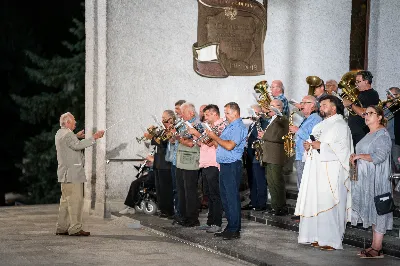 W środę 13 września przeżywaliśmy kolejne w tym roku Nabożeństwo Fatimskie. O godz. 18.40 zostały przedstawione prośby i podziękowania do Matki Bożej Fatimskiej, w intencji których sprawowana była także Msza Święta. Eucharystii przewodniczył i homilię wygłosił ks. Marek Kotwa – wikariusz parafii pw. Św. Michała Archanioła w Rzeszowie. Po Mszy Świętej wyruszyła procesja z figurą Matki Bożej, podczas której modlitwę różańcową prowadzili przedstawiciele parafii pw. Św. Jadwigi Królowej wraz ze swoimi duszpasterzami: ks. Tomaszem Gałuszką oraz ks. Łukaszem Mariuszycem, zaś figurę Matki Bożej nieśli przedstawiciele Bractwa św. Michała Archanioła, Rycerzy Kolumba oraz Związku Strzeleckiego "Strzelec". Modlitwę ubogaciła obecność Orkiestry Dętej pod dyrekcją Tadeusza Cielaka. Nabożeństwo zakończył Apel Jasnogórski. fot. Jola Warchoł