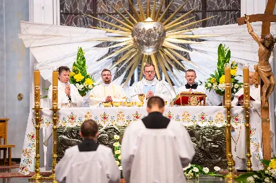 Ponad 100 lat temu, w roku 1917 r. w Fatimie, Matka Boża każdego 13. dnia miesiąca od maja do października objawiała się trójce dzieci: Łucji, Hiacyncie i Franciszkowi. Prosiła ich wówczas o odmawianie modlitwy różańcowej w intencji pokoju na świecie i nawrócenia grzeszników. Wzorem tych wydarzeń w wielu parafiach w Polsce i na świecie prowadzone są nabożeństwa fatimskie. Nie inaczej jest w rzeszowskiej katedrze, gdzie 13 października zakończono cykl tegorocznych spotkań modlitewnych przy figurze Pani Fatimskiej. Wieczór fatimski rozpoczął się o godz. 18:40 odczytaniem próśb i podziękowań do Matki Bożej Fatimskiej. Wcześniej wierni mogli skorzystać z sakramentu pokuty. O godz. 19:00 odprawiono uroczystą Mszę Świętą, której przewodniczył ks. Andrzej Szpaczyński – ojciec duchowny w Wyższym Seminarium Duchownym w Rzeszowie. Wygłosił on także homilię, w której nawiązał do liturgii słowa z dnia, przyrównując ją do myślenia współczesnego człowieka. „Jezus mówi do nas «Kto nie jest ze mną, jest przeciwko mnie». Można pomyśleć: jestem teraz w kościele, modlę się, spowiadam, przyjmuję sakramenty, ale czy rzeczywiście jestem z Jezusem czy tylko z Nim bywam? Czy jestem w Jego obecności cały czas czy jedynie bywam z Nim przez pewne chwile w ciągu dnia? Być z Jezusem to być po Jego stronie, mieć podobne myślenie, jak On, które przejawia się w czynach, podejmowanych decyzjach, a także w patrzeniu na drugiego. To wiara jest filtrem, który pozwala zobaczyć w drugim człowieku nie przeciwnika, ale brata – nawet jeśli jest on inny lub myśli inaczej. Wiara może pomagać wchodzić z nim w relację. Warto zadać sobie pytanie: czy mam w sobie ten filtr, ten sposób patrzenia, dzięki któremu jestem po stronie Jezusa?”. Następnie celebrans przywołał wydarzenia z portugalskiego miasteczka: „Choć nie jesteśmy świadkami cudu słońca, który zobaczył dziesięciotysięczny tłum 13 października 1917 w Fatimie, to słyszymy dzisiaj wezwanie do nawrócenia i pokuty. Każdy z nas jest wezwany, by się nawracać. Być może nawróceniu powinno ulec nasze spojrzenie na innych, by zobaczyć w nich dobro, a na świat patrzeć z wiarą”. Mszę Świętą koncelebrowali ks. Bogusław Babiarz – dyrektor administracyjny WSD w Rzeszowie, ks. Krzysztof Gołąbek – proboszcz parafii katedralnej oraz ks. Michał Rurak – katedralny wikariusz. Posługę w czasie liturgii pełnili alumni rzeszowskiego seminarium, którzy wraz z diakonem Łukaszem prowadzili także modlitwę różańcową z rozważaniami opartymi o historię błogosławionej rodziny Ulmów. Korzystając z ciepłej, jesiennej pogody po zakończonej Mszy Świętej odbyła się procesja na placu przed świątynią z figurą Pani Fatimskiej. Wierni z świecami w rękach zawierzali siebie, swoje rodziny i wszelkie troski w modlitwie różańcowej. Duchowo łączyli się z nimi słuchacze katolickiego radia VIA, które transmitowało całe nabożeństwo. Przed wyśpiewaniem Apelu Jasnogórskiego ks. Krzysztof, proboszcz parafii katedralnej, podsumował tegoroczne nabożeństwa fatimskie, dziękując wiernym za uczestnictwo w uwielbieniu Boga za przyczyną Pani Fatimskiej. W sposób szczególny podziękowania skierował do braci alumnów z roku propedeutycznego, życząc, aby modlitwa przy figurze Matki Bożej z Fatimy umacniała rozeznawanie drogi ich powołania. Wyrazy wdzięczności popłynęły w stronę kapłanów z dekanatu Rzeszów-Katedra, sióstr zakonnych, orkiestry pod batutą Tadeusza Cielaka, która uświetniała każde z tegorocznych nabożeństw oraz słuchaczy katolickiego radia VIA. Do godz. 22:00 w świątyni trwała adoracja Najświętszego Sakramentu, w której wierni licznie uczestniczyli. Od listopada do kwietnia 13. dnia miesiąca w świątyni katedralnej prowadzona jest modlitwa różańcowa przy figurze Matki Bożej Fatimskiej o godz. 17:30. Niech wezwanie Maryi do codziennej modlitwy różańcowej przyświeca nam nie tylko w październiku i przy okazji nabożeństw fatimskich, ale każdego dnia. 
tekst: Angelika Karnasiewicz 
fot. Jola Warchoł