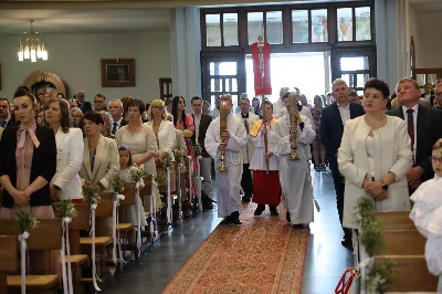 Maj to dla wielu najpiękniejszy miesiąc w roku. W liturgii Kościoła szczególnie wtedy czcimy Maryję oraz radujemy się ze Zmartwychwstania Pańskiego. W niedzielę 8 maja w naszej Katedrze dzieci z klas III doświadczyły równie wielkiej radości po raz pierwszy w pełni uczestnicząc we Mszy Świętej. To niezwykłe spotkanie z Chrystusem w Komunii Świętej zostało poprzedzone przygotowaniem poprzez katechezy w szkole i spotkania w parafii, a także spowiedzią. Poprzez niedzielne Eucharystie o godz. 12.00 i 13.30 celebrowane przez ks. Krzysztofa Gołąbka, proboszcza naszej Katedry, 88 dzieci rozpoczęło wielką przygodę z Jezusem ukrytym w Najświętszym Sakramencie. Towarzyszyli im rodzice, którzy wraz ze swoimi dziećmi przygotowywali się do tego wydarzenia, a także najbliższa rodzina. Posługę w liturgii Mszy Świętej pełniły dzieci pierwszokomunijne oraz ich rodzice.
Wielka radość serc dzieci komunijnych promieniowała na wszystkich uczestników Mszy Świętej i przypominała zebranym na liturgii, że spotkanie z Jezusem Eucharystycznym to przywilej i wielkie szczęście. Czas tej wielkiej radości został przedłużony przez „Biały Tydzień”, w którym dzieci uczestniczyły w wieczornej Eucharystii, przyjmując Jezusa do swoich serc. 

Wszystkim dzieciom, które w tym roku przeżywały swoją Pierwszą Komunię Świętą, życzymy, aby nie gasł w nich zapał do poznawania Jezusa i Jego nauki, a radość, jaka towarzyszyła tym dniom, była nieodłączną towarzyszką ich spotkań z Jezusem w Eucharystii. A s. Julicie i ks. Julianowi dziękujemy za serce włożone w przygotowanie dzieci do tego wielkiego wydarzenia.

fot. Paweł Styka