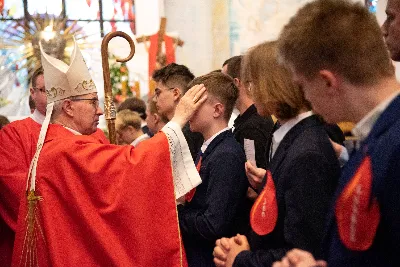 9 kwietnia w Katedrze 42 młodych osób z parafii katedralnej oraz 14 parafii Matki Bożej Częstochowskiej w Rzeszowie (Drabinianka) otrzymało sakrament bierzmowania, którego udzielił bp Jan Wątroba.
Przygotowania młodzieży trwały 2 lata, a odbywały się pod okiem ks. Krzysztofa, ks. Pawła, ks. Szczepana, s. Ewy oraz pani Agnieszki i obejmowały m.in. katechezy, spotkania formacyjne, a także przystąpienie do sakramentu pokuty. We wtorkowy wieczór kandydaci wraz ze swoimi świadkami, rodzicami, chrzestnymi czy też dziadkami zgromadzili się w Katedrze, by prosić o dary Ducha Świętego, umacniające w mężnym wyznawaniu wiary i postępowaniu według jej zasad.
Wszystkich zgromadzonych w świątyni przywitał ks. Krzysztof Gołąbek – proboszcz parafii katedralnej. Mszę Świętą koncelebrowali także ks. Tadeusz Pindara – proboszcz parafii Matki Bożej Częstochowskiej oraz kapłani posługujący w obydwu parafiach.
Następnie prośbę o udzielenie sakramentu bierzmowania zgromadzonym młodym oraz o modlitwę skierowali do Księdza Biskupa rodzice kandydatów.
W homilii bp Jan zachęcił młodych, aby w tym wyjątkowym dniu obrali Ducha Świętego za życiowego przewodnika towarzszącego im przy ważnych wyborach czy podchodzeniu do egzaminów – także tych życiowych. Wyjaśnił również znaczenie imienia Ducha Świętego – Paraklet – które tłumaczone z jęz. greckiego oznacza obrońcę, adwokata – nigdy prokuratora, nawet nie sędziego.
Będziecie moimi świadkami, gdy was umocni Duch Święty – mówi Pan Jezus. Niech nie będzie niedzieli i uroczystości bez udziału we Mszy Świętej – to jest moment dawania świadectwa. Właśnie przez zaangażowane, pełne uczestnictwo w najpiękniejszej modlitwie, jaką ma Kościół, czyli w Mszy Świętej, zdacie egzamin ze swojej dojrzałości chrześcijańskiej.
Na koniec celebrans odwołał się do obchodzonej poprzedniego dnia Uroczystości Zwiastowania Pańskiego i postawy Maryi wobec planu Bożego w Jej życiu oraz drogi, przez którą prowadził Ją Duch Święty. Podkreślił, że właśnie Maryja uczy, jak być uczennicą Ducha Świętego.
Po homilii miało miejsce odnowienie przyrzeczeń chrzcielnych. Następnie odbyła się najważniejsza część uroczystości – modlitwa Księdza Biskupa oraz namaszczenie krzyżmem każdego kandydata.
Sakrament bierzmowania jest koniecznym dopełnieniem sakramentu chrztu i wiąże się również z obraniem konkretnego patrona, którego życie i przymioty są wzorem dla młodego człowieka otrzymującego Ducha Świętego. Kandydat do bierzmowania ma więc okazję wybrać sobie świętego czy błogosławionego, którego droga do świętości najbardziej go zachwyciła. Może być to patron, którego imię nosi już od chrztu; może też wybrać sobie drugiego patrona. 
W związku z tym podczas namaszczenia krzyżmem biskup zwraca się do bierzmowanego nowo wybranym imieniem.
Po liturgii sakramentu bierzmowania miała miejsce modlitwa powszechna i liturgia eucharystyczna. Na koniec młodzi złożyli podziękowania Księdzu Biskupowi, Księżom Proboszczom oraz wszystkim, którzy poprzez swój wkład, posługę i zaangażowanie przyczynili się do przygotowania oraz przeżycia tej wyjątkowej uroczystości. Pamiątką było wspólne zdjęcie po zakończonej Mszy Świętej.
Posługę muzyczną w czasie uroczystości pełniła Katedralna Schola Liturgiczna pod dyrekcją ks. Juliana Wybrańca.

fot. Leszek Drzał
