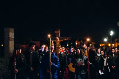 W piątek 5.04.2019 r. o godz. 20.00 odbyła się Droga Krzyżowa w Parku Papieskim. Nabożeństwu przewodniczył ks. Marcin Pater. fot. Dariusz Kamiński