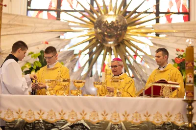 „Na swoje życie i swoje kapłaństwo trzeba popatrzeć w świetle Bożej miłości. Inaczej go nie pojmiemy ani my, ani ci, którzy będą na nas patrzeć” – mówił bp Jan Wątroba podczas Mszy św. z udzieleniem święceń prezbiteratu. 4 czerwca 2022 r. w kościele katedralnym jedenastu diakonów diecezji rzeszowskiej przyjęło sakrament kapłaństwa.
Do grona neoprezbiterów diecezji rzeszowskiej należą: ks. Sebastian Bełz z parafii w Nienadówce, ks. Krzysztof Lampart z parafii w Rudnej Wielkiej, ks. Mateusz Łachmanek z parafii w Lipinkach, ks. Karol Migut z parafii w Jasionce, ks. Marcin Murawski z parafii katedralnej w Rzeszowie, ks. Adrian Pazdan z parafii w Zagorzycach, ks. Tomasz Sienicki z parafii w Bieździedzy, ks. Dominik Świeboda z parafii w Palikówce, ks. Piotr Wąsacz z parafii bł. Władysława Findysza w Rzeszowie, ks. Mateusz Wojtuń z parafii w Święcanach oraz ks. Wiktor Zoła z parafii w Cieklinie.
Mszy św. przewodniczył i święceń udzielił bp Jan Wątroba. Eucharystię koncelebrowało około osiemdziesięciu księży, m.in: przełożeni Wyższego Seminarium Duchownego w Rzeszowie oraz proboszczowie i wikariusze z parafii rodzinnych neoprezbiterów. W Mszy św. uczestniczył abp Edward Nowak, bp Kazimierz Górny i bp Edward Białogłowski.
Zebranych w kościele katedralnym powitał ks. Krzysztof Gołąbek, proboszcz parafii.
W homilii bp Jan Wątroba nawiązał do słów z Ewangelii według św. Jana w których Chrystus tłumaczy co to znaczy być dobrym pasterzem. „Być kapłanem w Kościele Chrystusowym to znaczy mieć udział w Jego pasterskiej misji i stale upodabniać się do Dobrego Pasterza, który zna owce, karmi je, broni i jest gotów oddać życie dla ich dobra” – mówił hierarcha.
Po homilii odbył się obrzędy święceń: przyrzeczenie czci i posłuszeństwa Biskupowi Ordynariuszowi, Litania do Wszystkich Świętych podczas której kandydaci leżeli krzyżem, nałożenie rąk, modlitwa święceń oraz namaszczenie rąk krzyżmem i wręczenie chleba i wina. Podczas Liturgii Eucharystycznej nowo wyświęceni po raz pierwszy wyciągnęli dłonie nad chlebem i winem wypowiadając słowa konsekracji.
Na zakończenie Mszy św. ks. Tomasz Sienicki, podziękował w imieniu nowo wyświęconych wszystkim, którzy przyczynili się do przygotowania ich do kapłaństwa. Słowa wdzięczności, m.in. przełożonym Wyższego Seminarium Duchownego w Rzeszowie i rodzicom neoprezbiterów, wypowiedział bp Jan Wątroba. 
W drodze do zakrystii neoprezbiterzy zatrzymali się przy figurze Matki Bożej Fatimskiej zawierzając swoje kapłaństwo Matce Bożej.
W niedzielę, 5 czerwca, w Uroczystość Zesłania Ducha Świętego, neoprezbiterzy będą sprawować w swoich rodzinnych parafiach uroczyste Msze św. prymicyjne, a w najbliższych tygodniach otrzymają skierowania do parafii.

Fot. ks. Jakub Nagi oraz biala-wrona.pl
