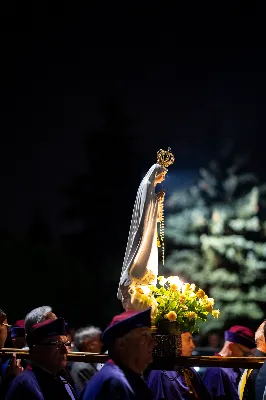 W środę 13 września przeżywaliśmy kolejne w tym roku Nabożeństwo Fatimskie. O godz. 18.40 zostały przedstawione prośby i podziękowania do Matki Bożej Fatimskiej, w intencji których sprawowana była także Msza Święta. Eucharystii przewodniczył i homilię wygłosił ks. Marek Kotwa – wikariusz parafii pw. Św. Michała Archanioła w Rzeszowie. Po Mszy Świętej wyruszyła procesja z figurą Matki Bożej, podczas której modlitwę różańcową prowadzili przedstawiciele parafii pw. Św. Jadwigi Królowej wraz ze swoimi duszpasterzami: ks. Tomaszem Gałuszką oraz ks. Łukaszem Mariuszycem, zaś figurę Matki Bożej nieśli przedstawiciele Bractwa św. Michała Archanioła, Rycerzy Kolumba oraz Związku Strzeleckiego "Strzelec". Modlitwę ubogaciła obecność Orkiestry Dętej pod dyrekcją Tadeusza Cielaka. Nabożeństwo zakończył Apel Jasnogórski. fot. Jola Warchoł