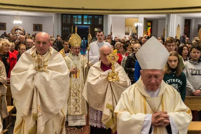 We wtorek 22.10.2019 r. w liturgiczne wspomnienie św. Jana Pawła II bp Jan Wątroba poświęcił ołtarz-relikwiarium ku czci Świętego Papieża na Mszy Świętej o godz. 18.00 jako dar parafian na 100-lecie urodzin Karola Wojtyły. 20 minut przed Mszą Świętą nasz Chór Katedralny Pueri Cantores Resovienses pod dyrekcją Marcina Florczaka wykonał koncert dedykowany św. Janowi Pawłowi II. Po Mszy Świętej Akcja Katolicka naszej parafii poprowadziła różaniec z Ojcem Świętym Janem Pawłem II przy Jego relikwiach. Fot. Dariusz Kamiński (https://fotografiarzeszow.com.pl/) 