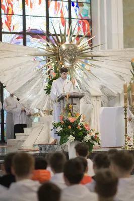 W Wielki Czwartek o godz. 10.00 w naszej Katedrze bp Jan Wątroba przewodniczył Mszy Krzyżma. Jest ona wyrazem jedności i wspólnoty duchowieństwa diecezji. Podczas tej Mszy Świętej biskup poświęcił olej chorych, katechumenów oraz olej krzyżma. Księża koncelebrujący z biskupem Eucharystię odnowili przyrzeczenia kapłańskie.
W koncelebrze wzięli udział bp Kazimierz Górny, bp Edward Białogłowski oraz 204 kapłanów z całej diecezji. W Eucharystii wzięli również udział licznie zebrani ministranci, lektorzy, animatorzy, ceremoniarze, członkowie scholi parafialnych i dziewczęcej służby maryjnej.
Podczas Mszy Świętej zaśpiewał chór Wyższego Seminarium Duchownego pod dyrekcją ks. dra Andrzeja Widaka. Przy organach zasiadł ks. Julian Wybraniec.
Fot. Małgorzata Ryndak