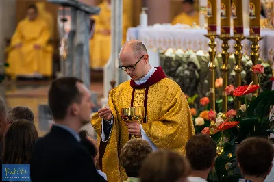 27 maja 2023 r. w Katedrze Rzeszowskiej sześciu diakonów naszej diecezji przyjęło sakrament kapłaństwa.
Do grona neoprezbiterów diecezji rzeszowskiej należą: ks. Mikołaj Czurczak z parafii pw. Znalezienia Krzyża Świętego w Niebylcu, ks. Sebastian Drzał z parafii pw. Miłosierdzia Bożego w Łukawcu, ks. Damian Knapik z parafii pw. Najświętszego Serca Pana Jezusa w Pagorzynie, ks. Michał Mycek z parafii pw. Narodzenia Najświętszej Maryi Panny w Sędziszowie Małopolskim, ks. Jakub Ochoński z parafii pw. Św. Michała Archanioła w Rzeszowie, ks. Rafał Szpunar z parafii pw. Św. Stanisława Kostki w Jasionce.
Mszy św. przewodniczył i święceń udzielił biskup Jan Wątroba. Eucharystię koncelebrowało około 70 księży, m.in: przełożeni Wyższego Seminarium Duchownego w Rzeszowie oraz proboszczowie i wikariusze z parafii rodzinnych neoprezbiterów. W Eucharystii uczestniczył arcybiskup Edward Nowak, biskup Kazimierz Górny i biskup Edward Białogłowski.
W niedzielę, 28 maja, w Uroczystość Zesłania Ducha Świętego, neoprezbiterzy będą sprawować w swoich rodzinnych parafiach uroczyste Msze św. prymicyjne, a w najbliższych tygodniach otrzymają skierowania do parafii. 
fot. Piotr Szorc